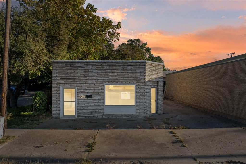 231 E Elm listing photo, small one-story retail building
